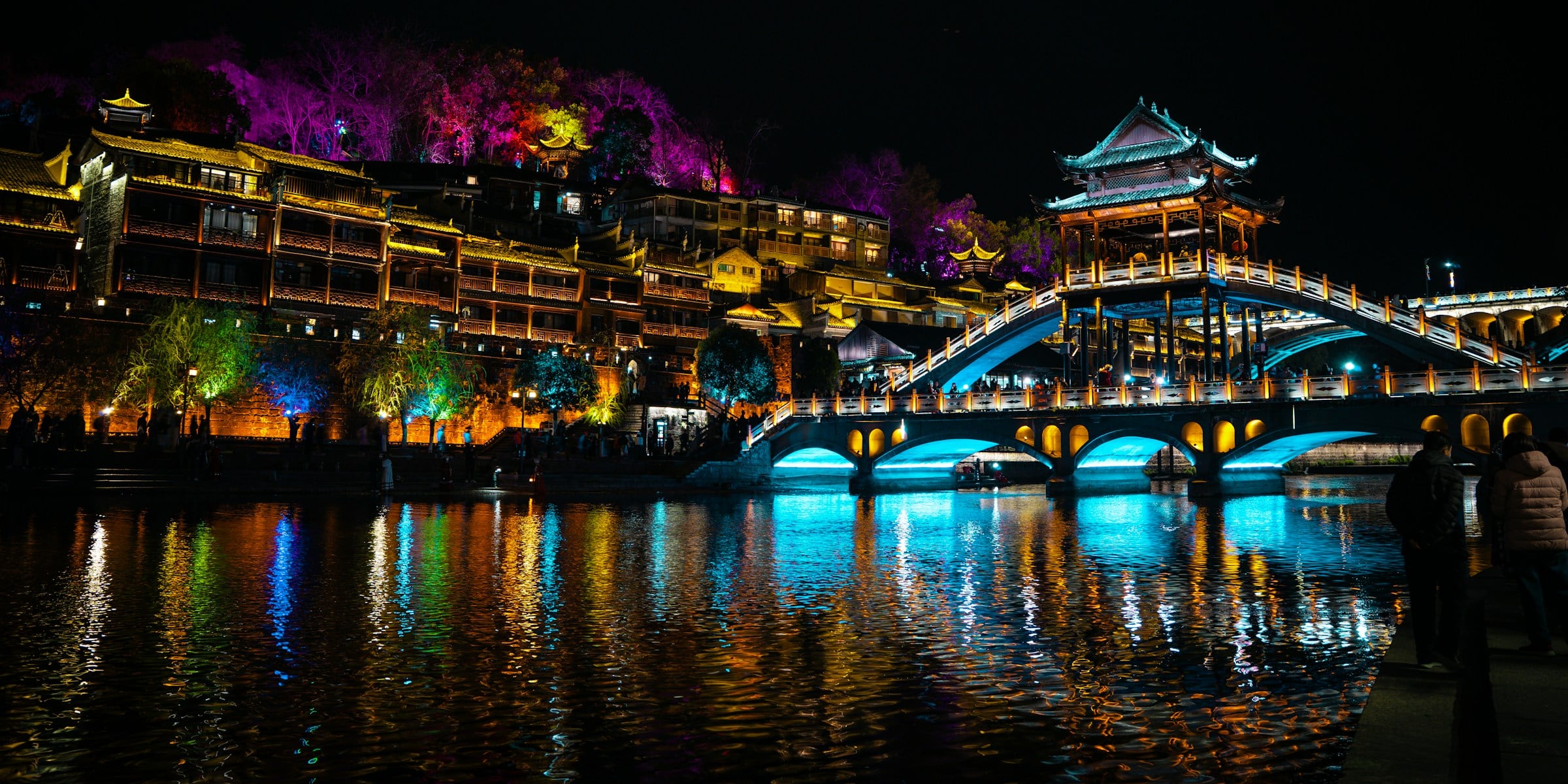 Casas e ponte iluminadas no centro histórico de Fenghuang