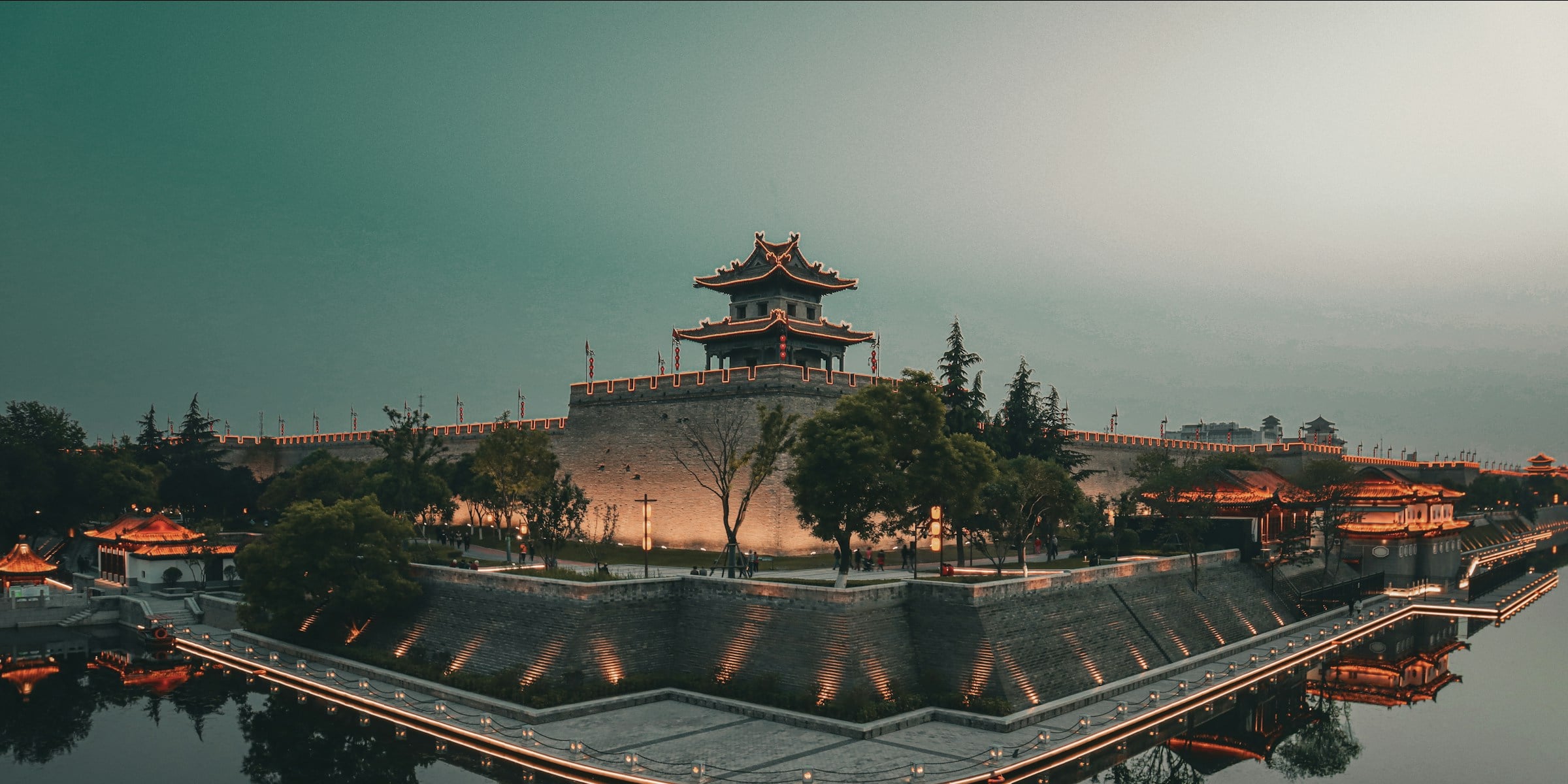 Pavilhao tradicional a beira d'agua em Xi'an
