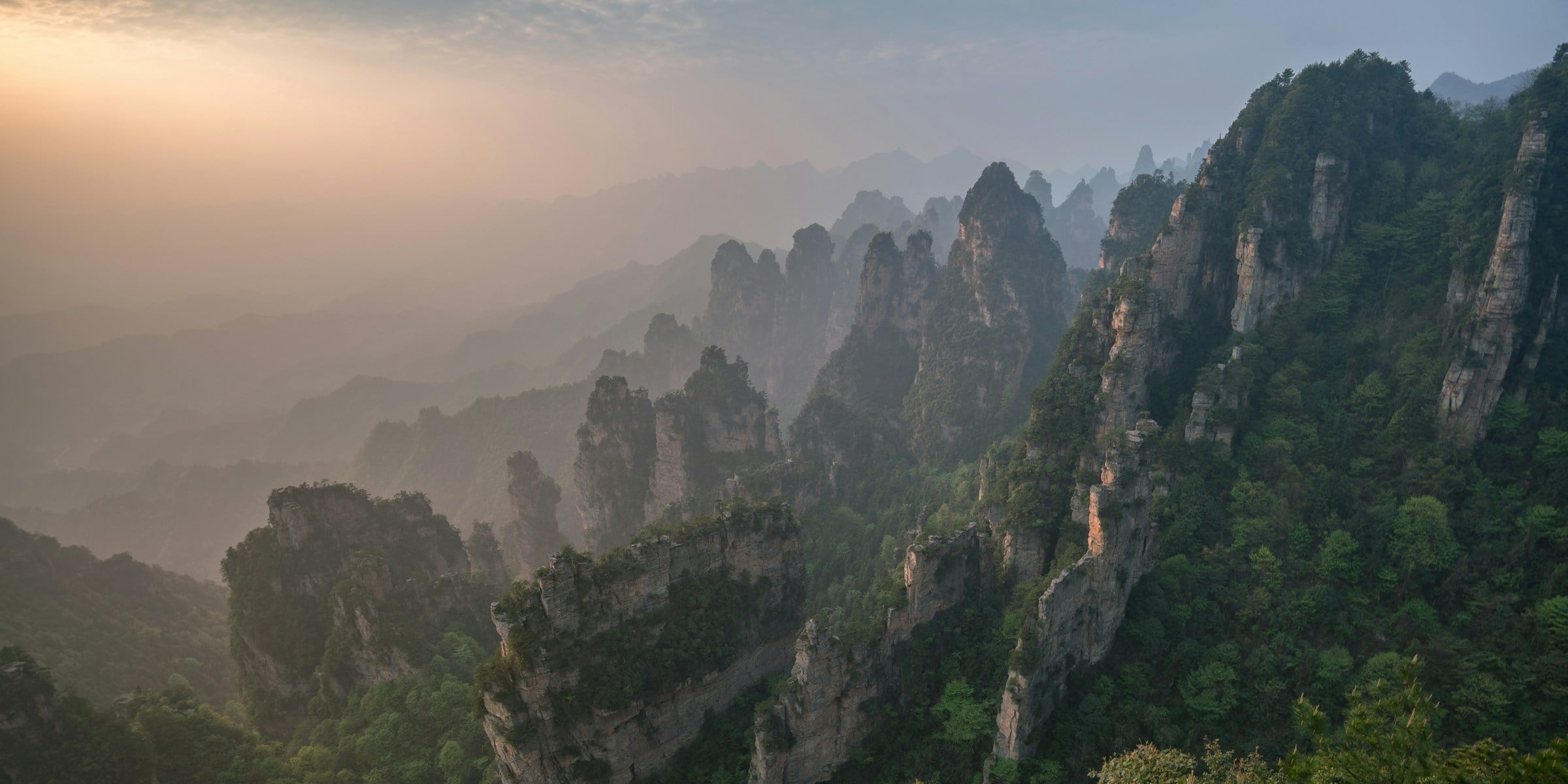 Cadeias de montanhas verdes no Parque Nacional de Zhangjiajie